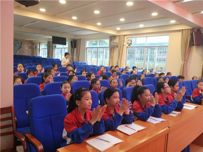 2019年4月15日，摄影部记者谭晓军为建设小学小记者授课《摄影构图》2.jpg