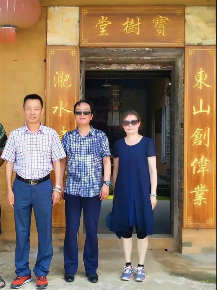 磊明（左）、陈驰（中）、姜波（右）在贵港四季花田生态观光园。.jpg