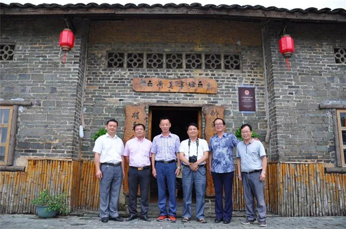 磊明和贵港作家、文艺家在荷美覃塘。左起：韦寿比、徐强、磊明、潘大林、陈驰、王锲扬。.jpg