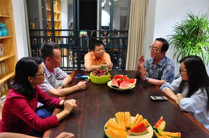 磊明、陈驰与贵港市作家协会会员座谈。.jpg