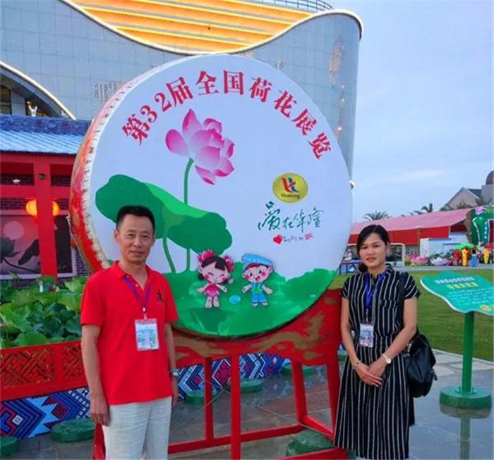 磊明（左）在贵港园博园。.jpg