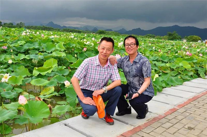 磊明（左）、陈驰（右）在荷美覃塘。.jpg