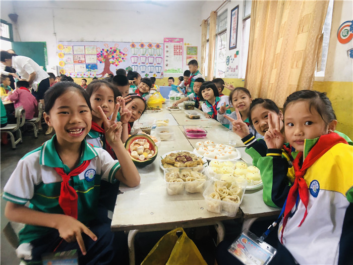 覃塘中心小学美食节.jpg