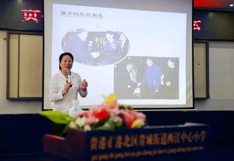 陆金萍女士作《赢在形象管理》专题讲座。.jpg