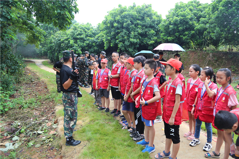 教官为友谊PK赛分组，交代安全事项，紧张刺激的战斗即将开始.jpg