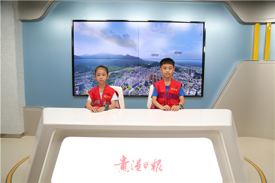 许皓钧（右）在贵港日报直播间.jpg