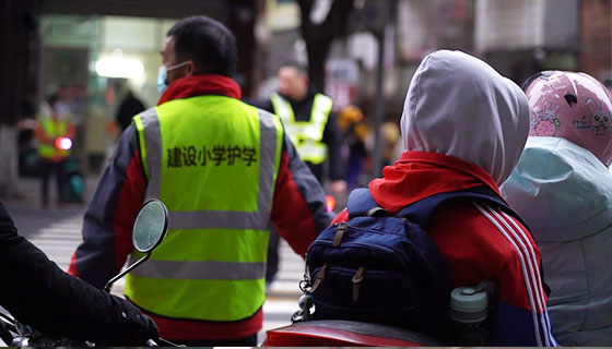 港北区建设小学：寒风凛冽，有一群“绿马甲”暖心守护