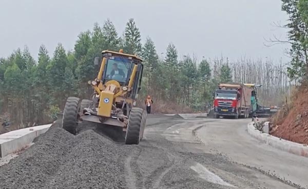 桂平：抓工期赶进度 公路项目建设有序推进